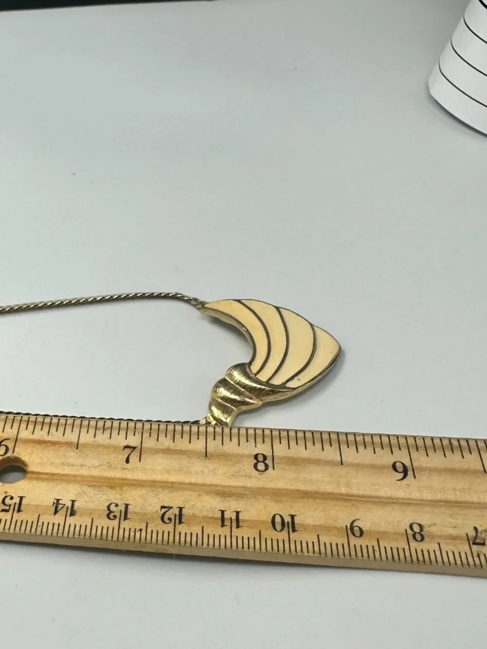 Vintage Trifari Necklace Gold Tone Beige Enamel Sea Shell Pendant Flat Chain